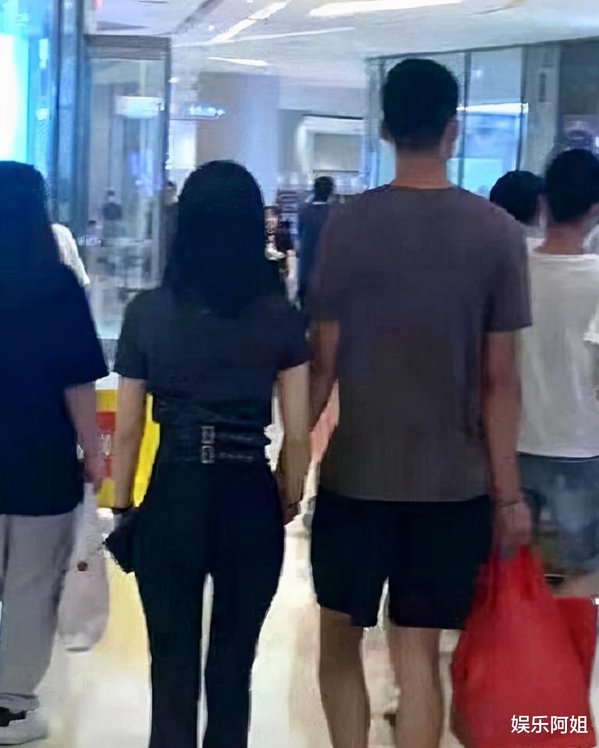 王子文|恋综两对高甜CP近照大PK！深夜觅食or牵手逛街，你看好哪位女星？