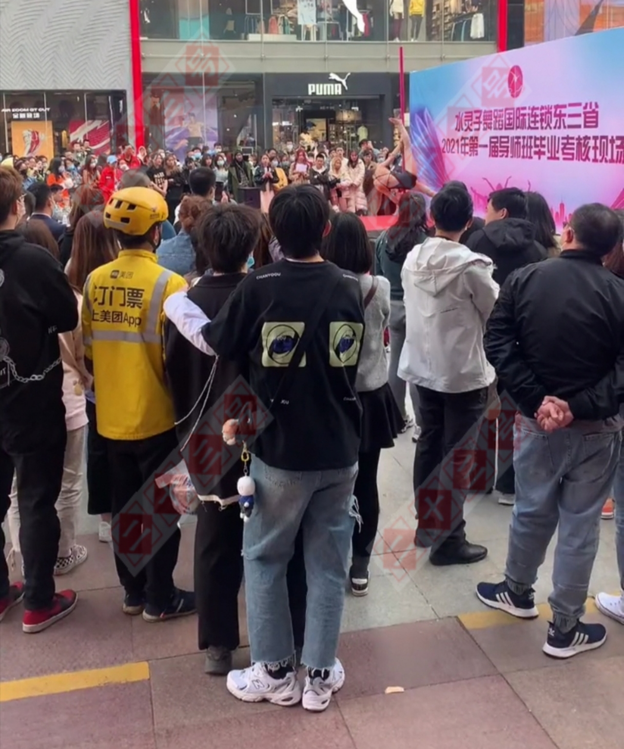 二十三 辽宁沈阳，外卖小哥接单后偶遇美女跳钢管舞，他看得入神忘了送餐