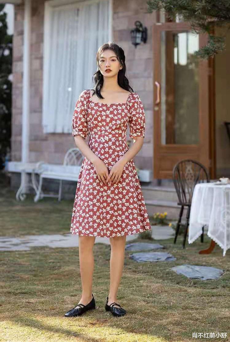 尚不红萌小舒|女人还是穿裙装优雅,今年流行的“碎花裙”,优雅清爽还具有气质