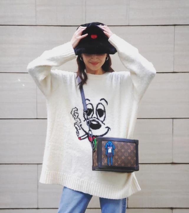 郑希怡|郑希怡的“例假裤”火了，机场现身惹人注意，造型抢镜还显腿长