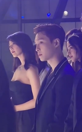 早晚时尚 新豪门姐弟CP!高圆圆张艺兴同框,生图状态丝毫看不出12岁年龄差