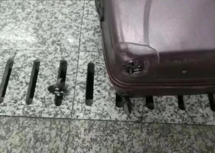 城市谈 给你惯的！女子行李箱被卡，上海地铁人员帮忙取出后反被要求赔偿