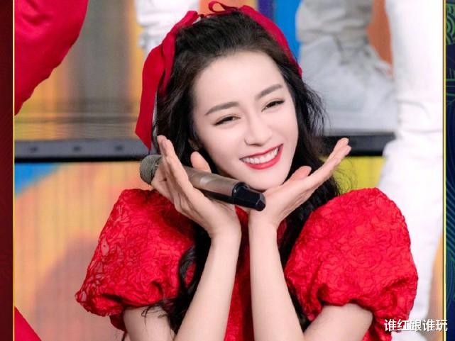 迪丽热巴|果然还是没躲过！迪丽热巴春晚表演结束后，深夜被通稿艳压？
