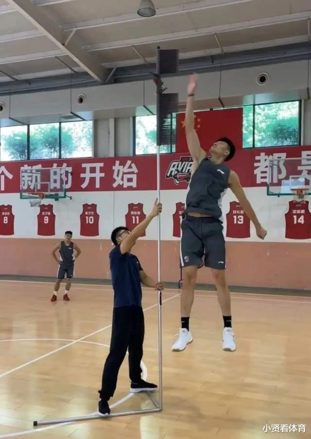 福建男篮|王翊雄伤重离开赛区！福建6连败深陷泥潭，崔万军的计划全乱了