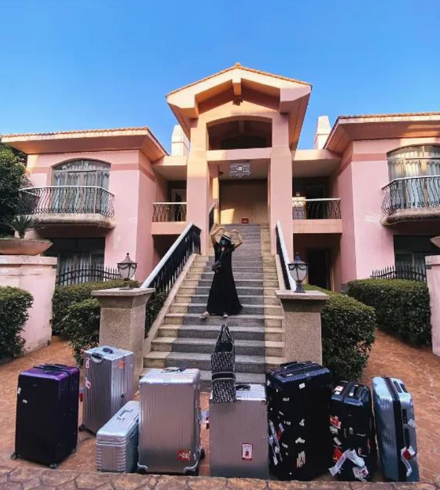 |艺人助理自曝：月薪3000，淋雨给艺人打伞，冬天还要给她手洗内裤