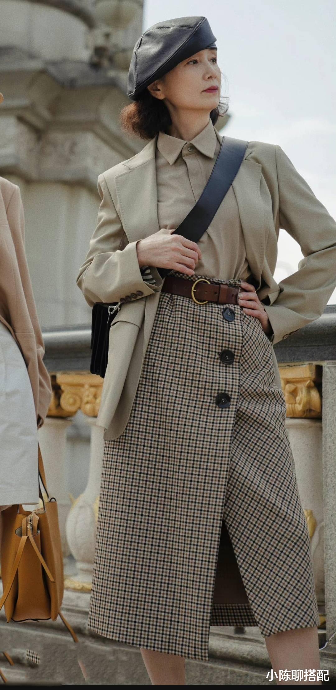 小陈聊搭配 穿衣别太复杂，中年微胖妈妈们试试“半裙+靴子”，显瘦又高级