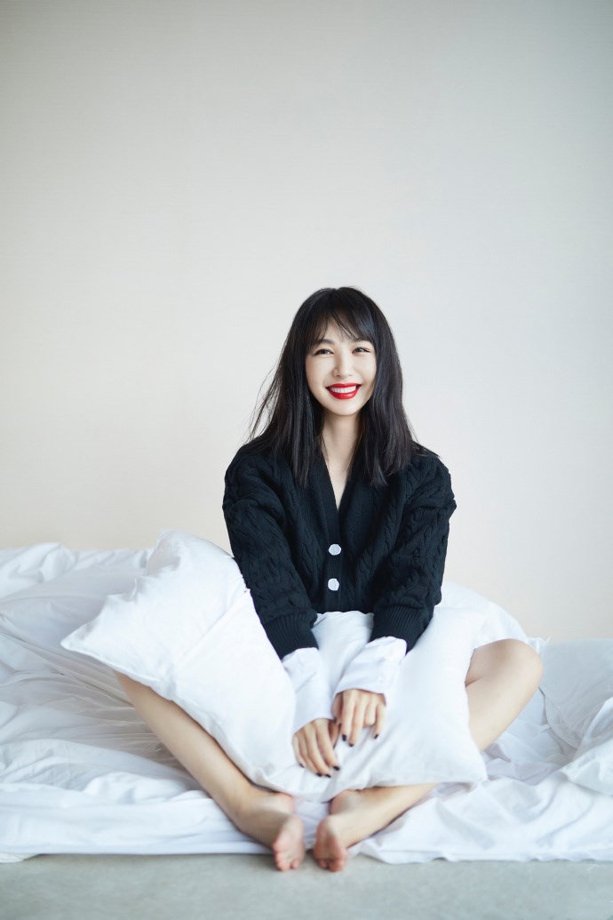 李菲儿|李菲儿慵懒大片温柔上线，白衬衫黑毛衣清新性感，红唇黑发好美艳