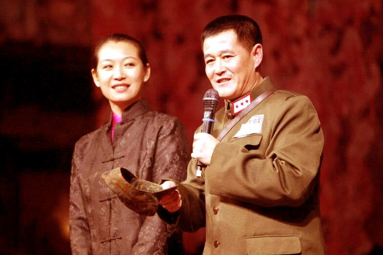 赵玉芳|赵本山大女儿赵玉芳：在没父爱的环境里带泪成长，嫁普通人很幸福