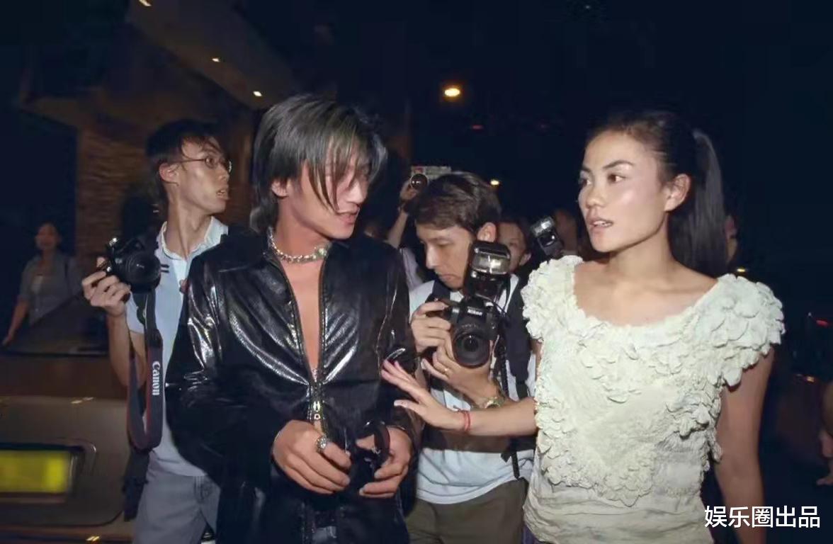 王菲|王菲活动旧照曝光，穿圆领短袖扎马尾辫，捂嘴偷笑略显清纯