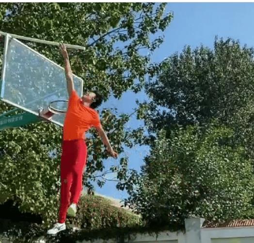 张国伟|摸高3.82米，参加商业活动被开除的张国伟为何不尝试打野球捞金？