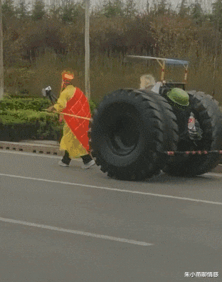 朱小燕聊情感|网恋女友发来夜跑自拍照说是纯素颜，我却被后面的焦点吸引了，真尴尬！哈哈哈