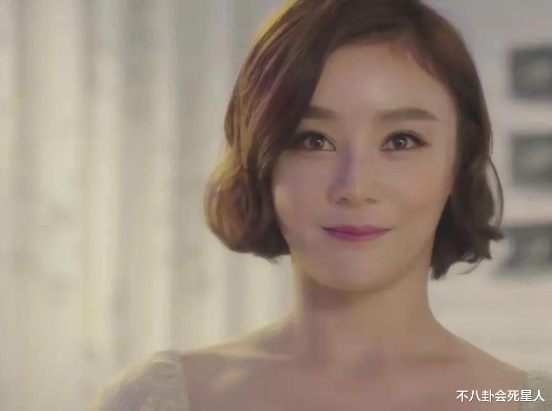 袁姗姗|华鼎奖上袁姗姗大变样，山根太高鼻翼很宽，女星动鼻需谨慎