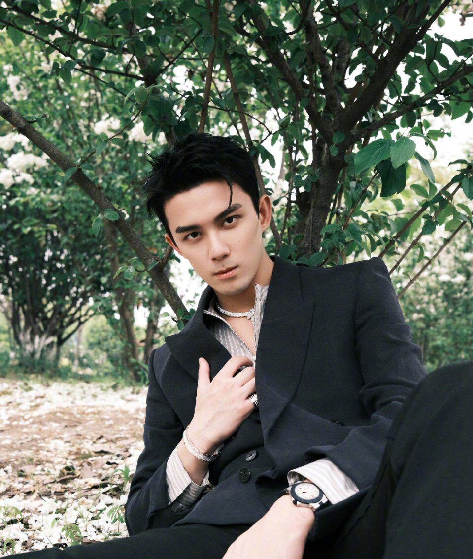 吴磊|21岁的吴磊，在油腻的路上一去不复返了。