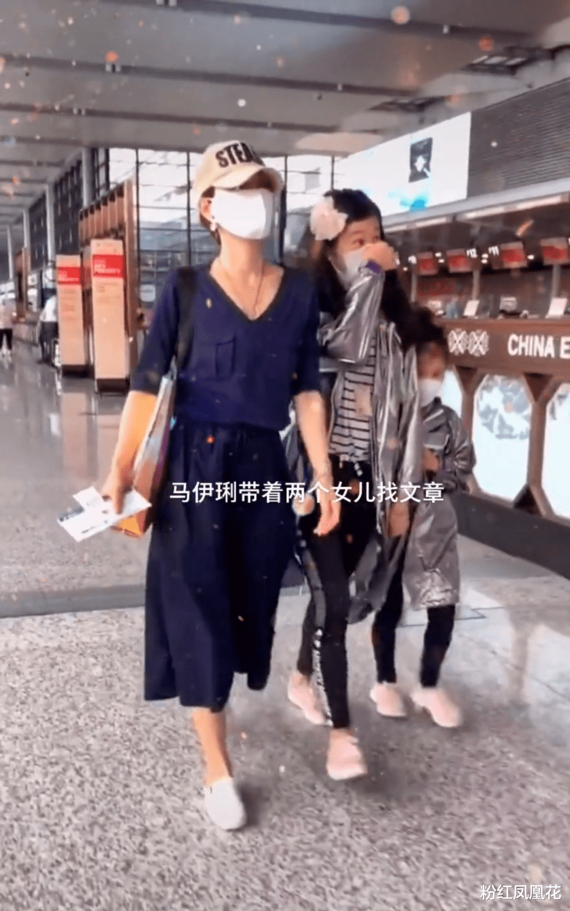 马伊琍|网友等电梯偶遇马伊琍，穿连体裤身材下垂，但在人群中气质突出！