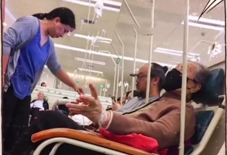 毛晓彤|窦唯，丸子头出现在医院打吊瓶