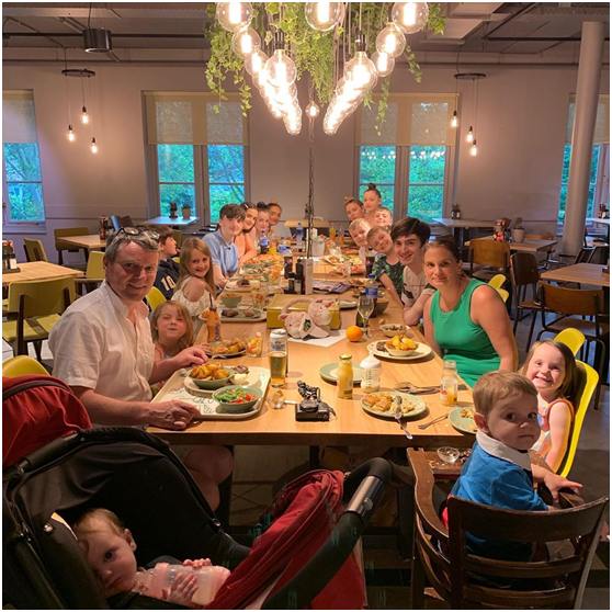 睹图 夫妻连生22个娃，全家住10居室的房子，家里有电影院和酒吧