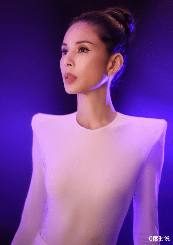 李若彤|李若彤越老越开放？挑战无痕衣性感露面，曲线完全秀出太精彩