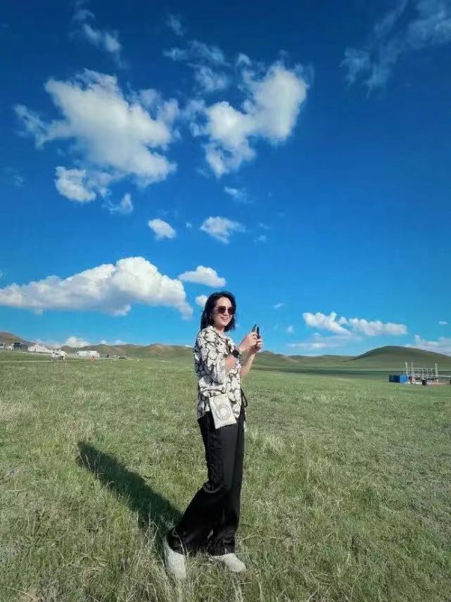 朱丹|朱丹带俩娃走机场好邋遢！素颜穿奶奶花衬衫老10岁，二胎妈不易呀