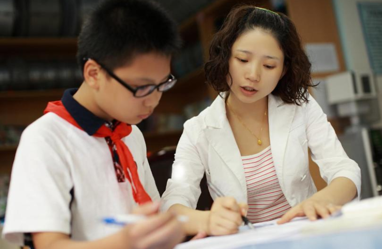 学霸|父母什么职业容易培养出学霸，工薪阶层成垫底，榜首在意料之中