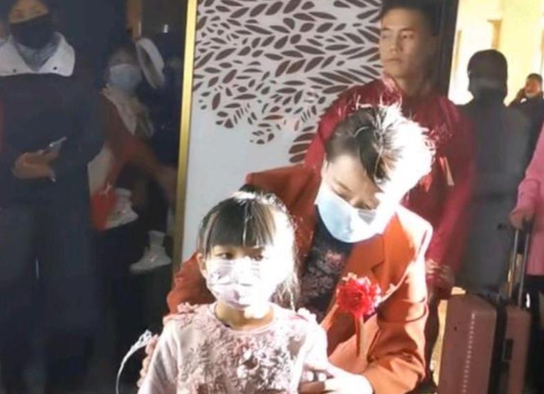 王一博|田静弟弟大婚，许妈姚爸亲自前来送祝福，全家盛装出席超温馨