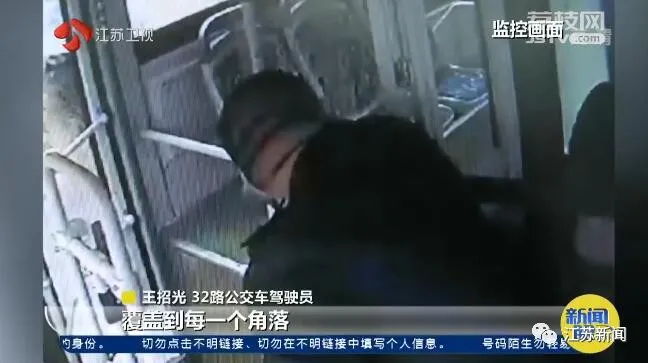 半岛晨报 手机一直在响，男子不接只摁掉！公交司机发现不对劲后…