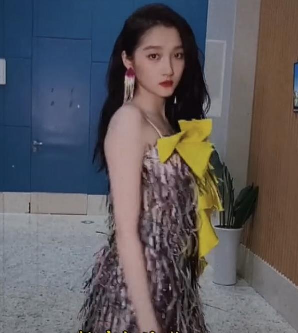 关晓彤|关晓彤“茶艺坐”火了，沙发不坐非坐扶手，看见腿那刻瞬间明白了