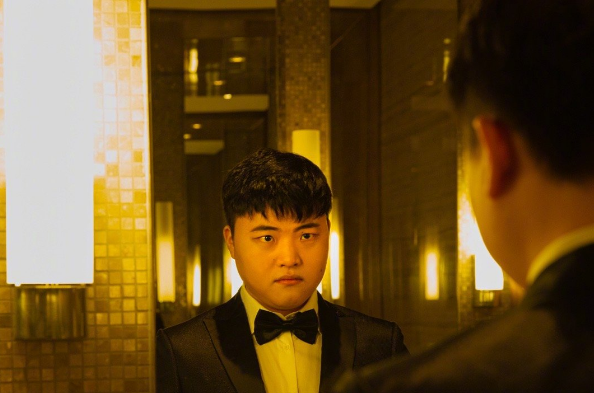 Uzi|UZI微博更改认证,放下那些恶心的荣誉,依旧是冠军!