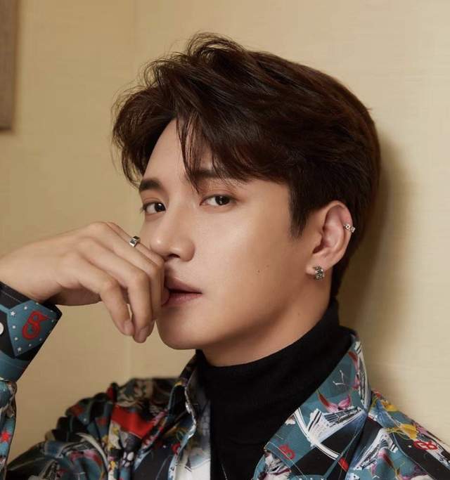 求婚|恭喜！33岁男星官宣求婚成功，与女友当众甜蜜热吻，去年公开恋情