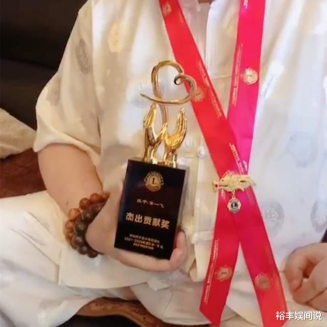 克鲁兹|恭喜!黄一飞获杰出贡献奖,满屋古董好显眼,曾变卖古董驰援河南