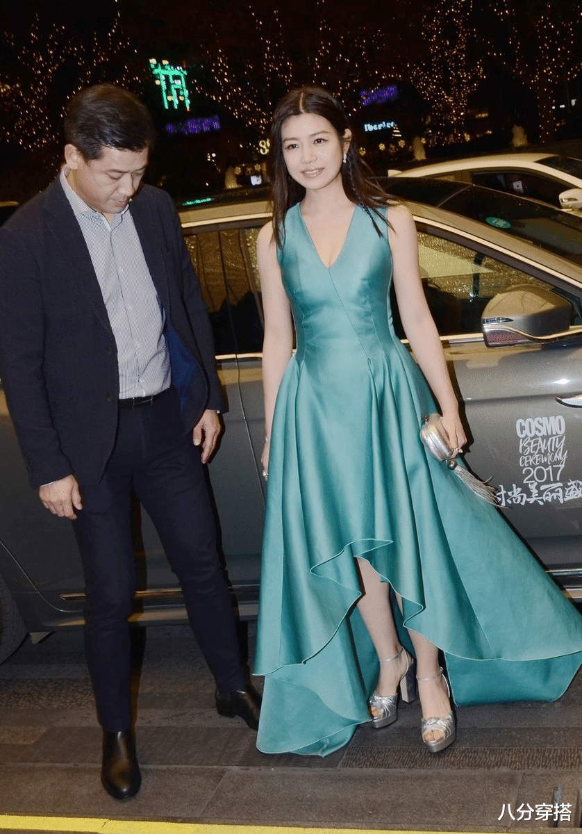 八分穿搭|陈妍希又美出圈了,穿紫色长款风衣白到发光,一般人真驾驭不了