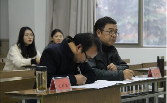 一更育儿|中小学教师行业竞争加剧，入职门槛再拔高，本科学历或成最低标准