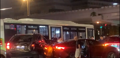 悦姐ya|揪心！上海发生6车连撞事故，零件散落一地，现场曝光