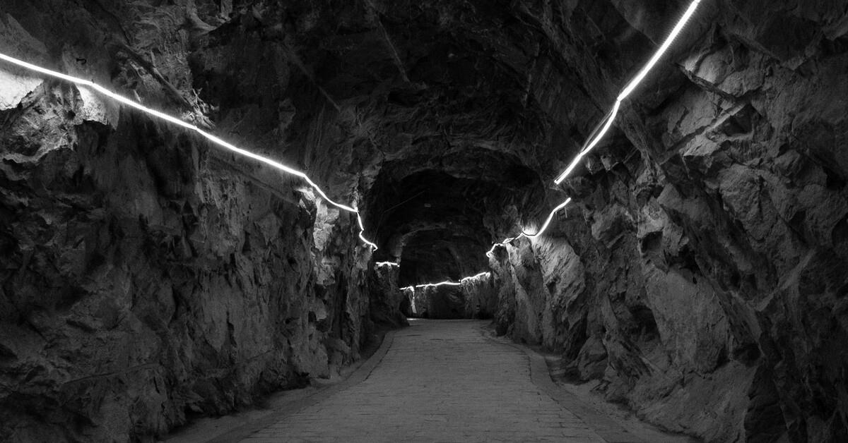 琳妹儿说 亚洲第一天坑：落差444米面积近500个足球场，能塞下一个东方明珠