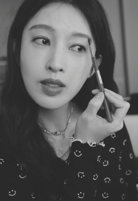 张俪|张俪穿露腰短衬拍靓照，在线招聘御用文案，网友开价年薪20万！