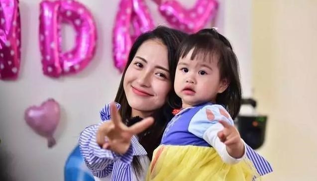 伊能静|伊能静女儿“逆袭式”成长，4岁小米粒越长越精致，眼睛成亮点