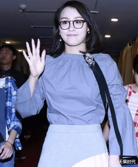 天果时代|运动员傅园慧罕见穿裙子，恬静似大家闺秀，大骨架女生也能很温柔