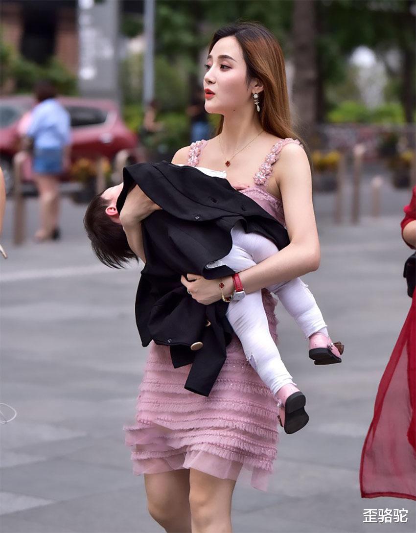 歪骆驼|母乳喂养两大福利，更有益于宝宝的健康成长，又能让辣妈重返苗条