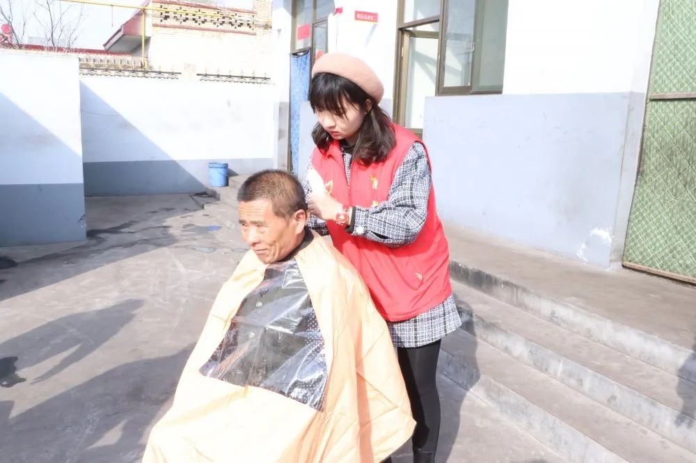 介休贴吧 第58个雷锋纪念日，介休红马甲用行动传承雷锋精神