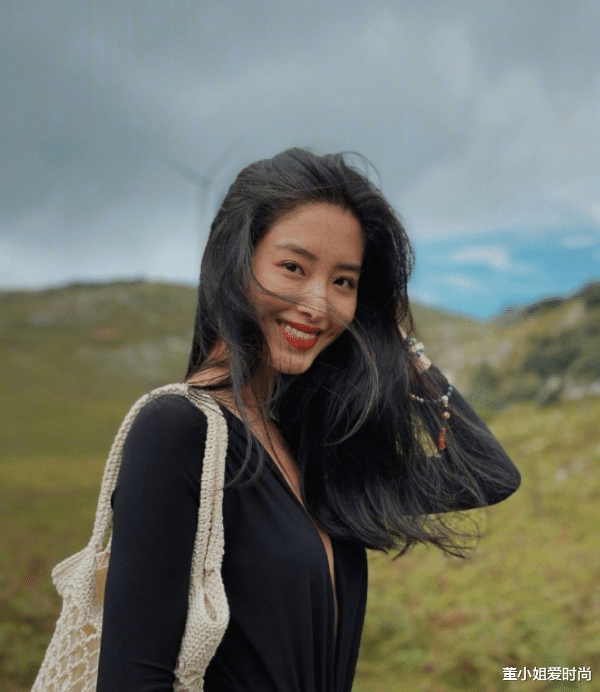 穿衣搭配|杨采钰的亮片连衣裙“火”了,搭配短发造型好吸睛,超迷人