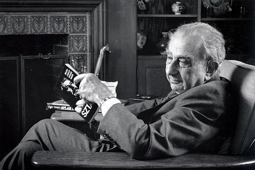 明儿说小|第一颗原子弹爆炸成功后，美国人几乎都在狂欢，只有他悲伤不已