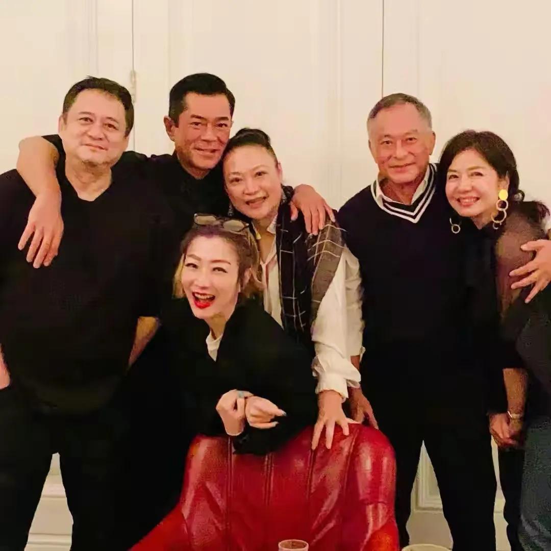 加菲猫说时尚 霍思燕难逃中年肥胖!面部浮肿脸也僵,走路得让杜江搀扶活成女王