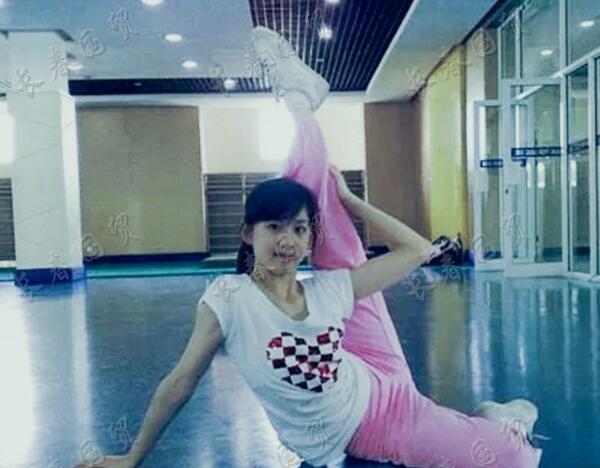 萧蔷|章泽天早年练功旧照曝光，“一字马”比V充满青春活力