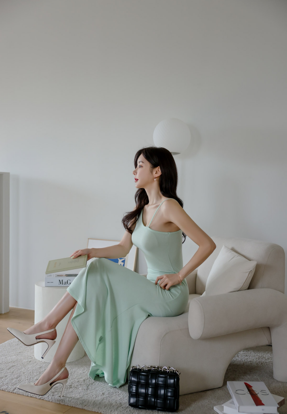 心壹穿搭|女神孙允珠时尚搭配：希腊风复古女神烟绿薄荷长裙