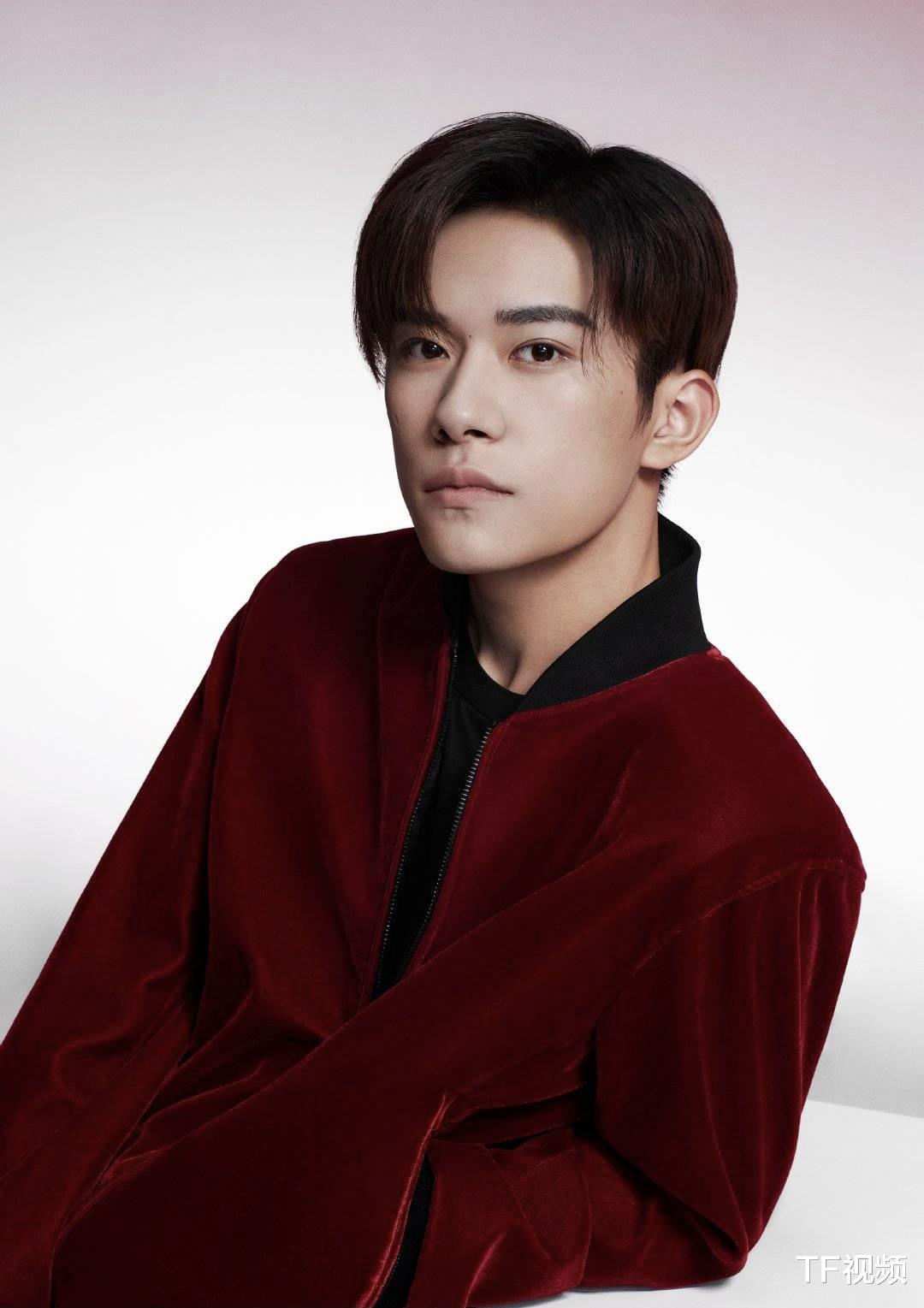 易烊千玺|易烊千玺发新年祝福视频，粉丝称就算是广告自己也非常开心