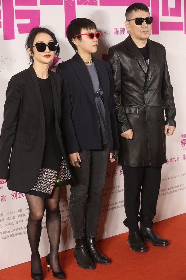 服饰|别看周迅身材娇小，但穿黑西装却有女王范，配黑色丝袜更有魅力