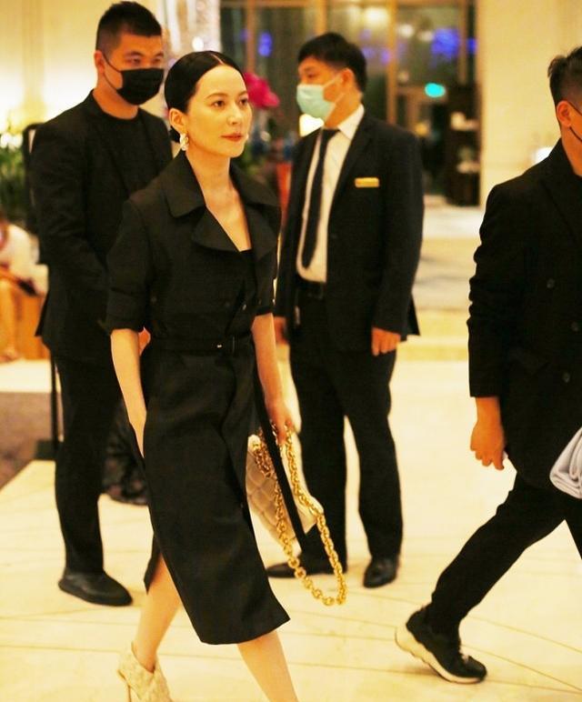 健身|俞飞鸿真是骨子里的美，穿连衣裙明明不显嫩，却美得很迷人