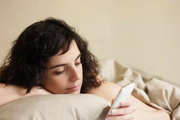 视界沐光VR视力|如果戒不了睡前玩手机,那就看看这7点吧,帮你减伤