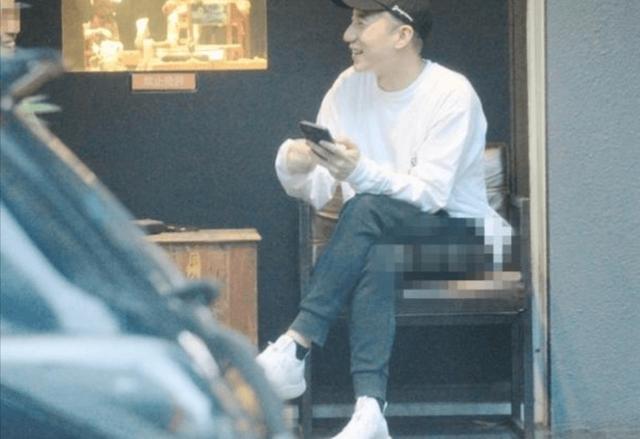 房祖名|房祖名近照曝光！抽雪茄开豪车依旧“阔气”，模样与成龙越来越像