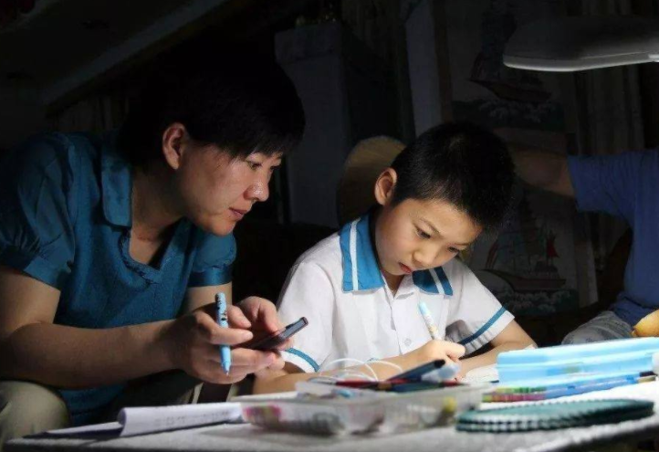 义务教育|硕士妈妈吐槽儿子是学渣，父母均是985硕士，却也难抵孩子的平庸