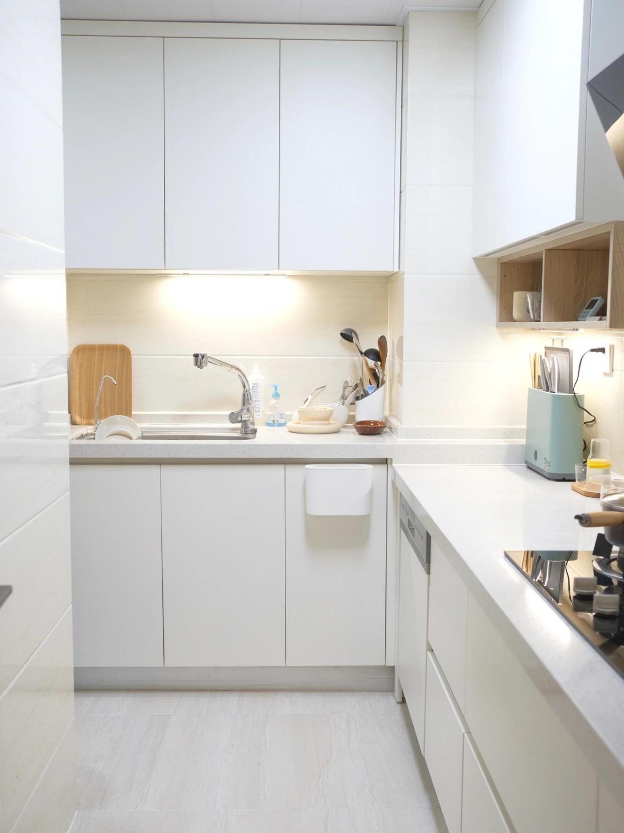 灶台上别摆瓶瓶罐罐了!学会这样做,干净整洁不占地方!